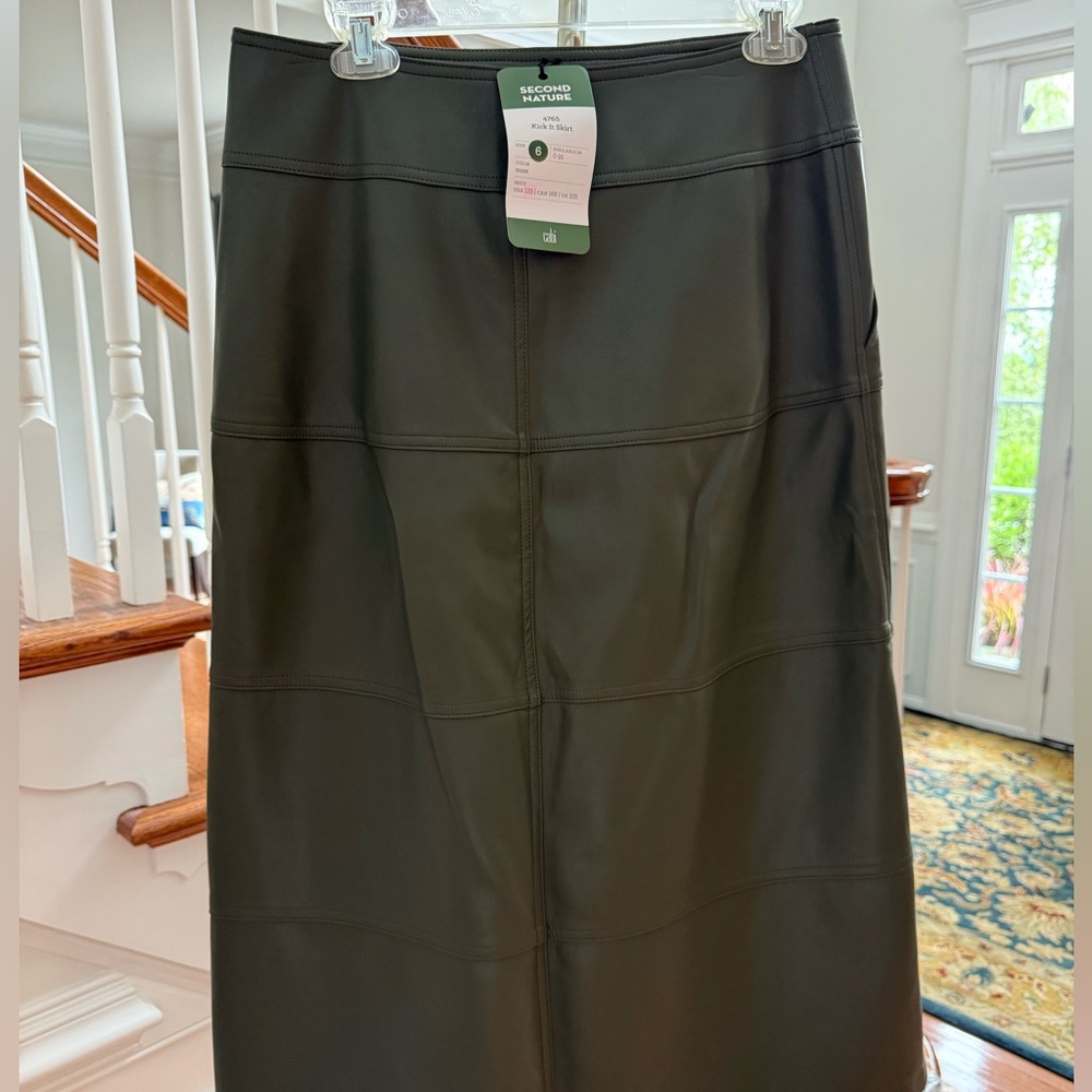 Cabi’s kick it skirt
Size 6